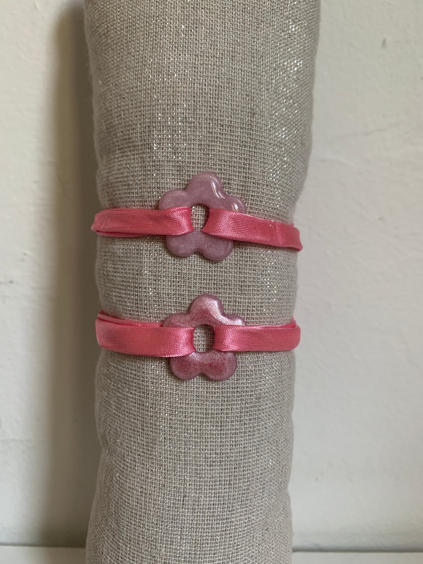 Bracelet en tissu uni avec pampille