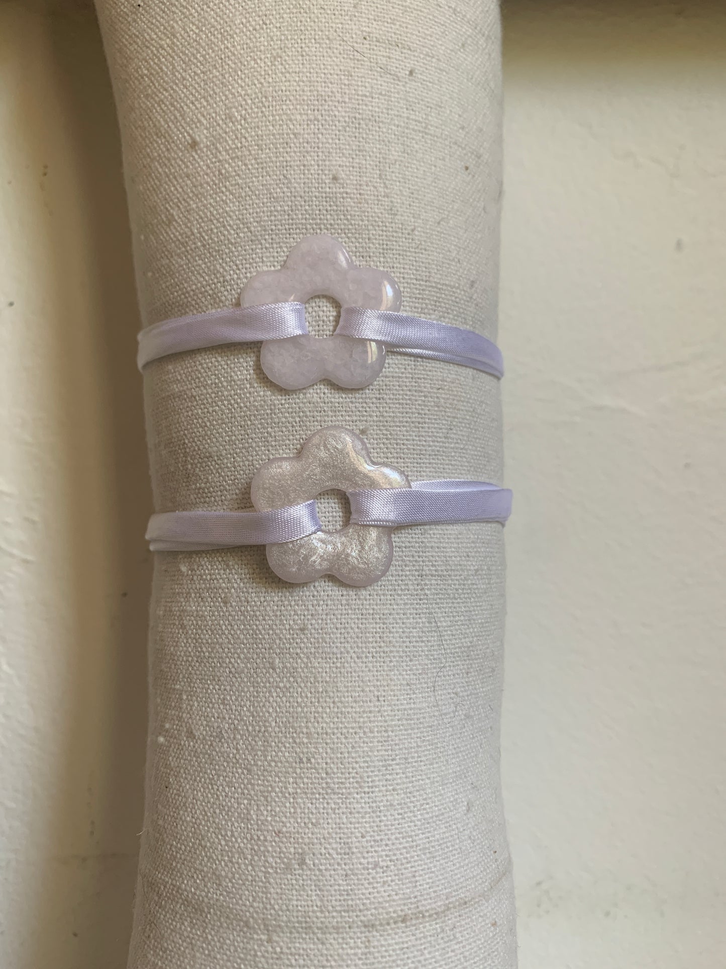 Bracelet en tissu uni avec pampille