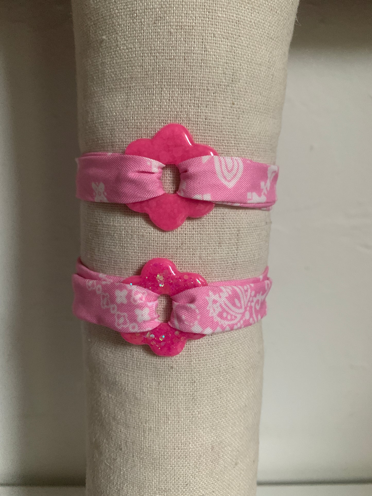 Bracelet en tissu avec pampille