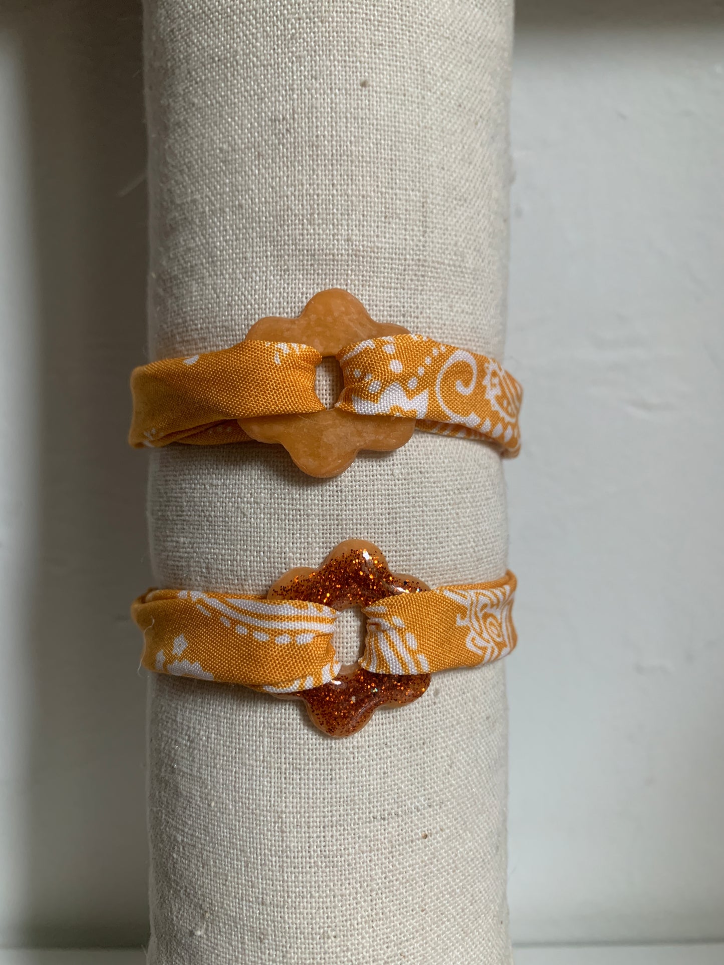 Bracelet en tissu avec pampille