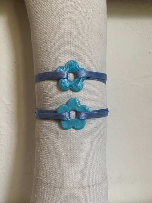 Bracelet en tissu uni avec pampille