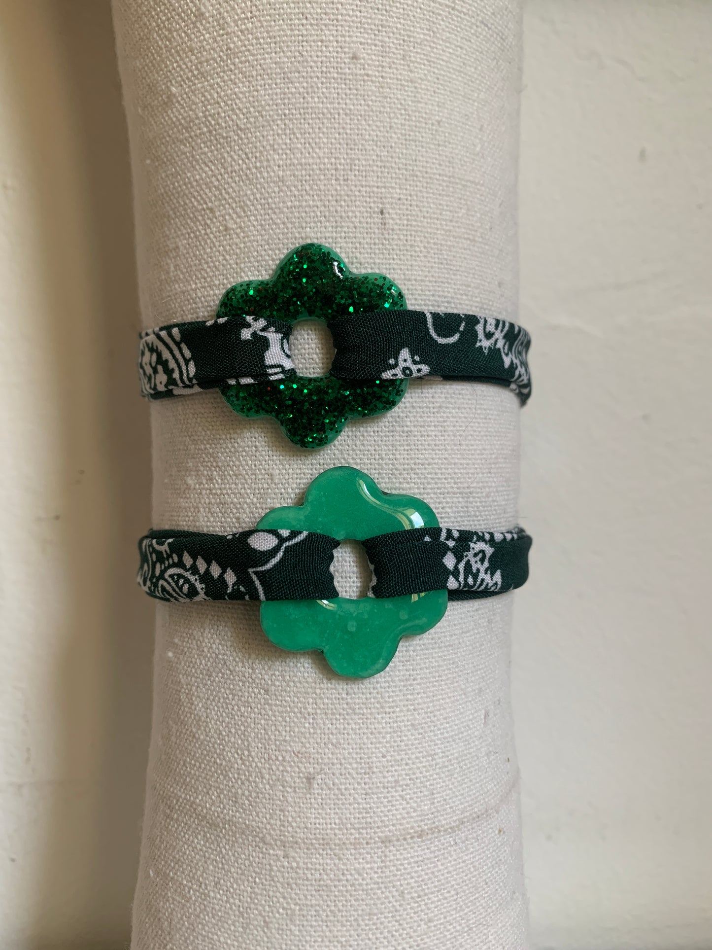 Bracelet en tissu avec pampille