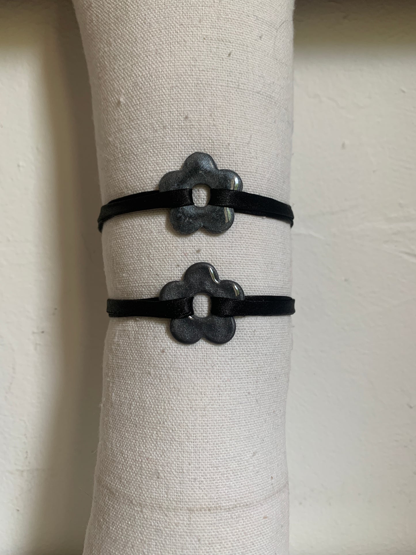 Bracelet en tissu uni avec pampille