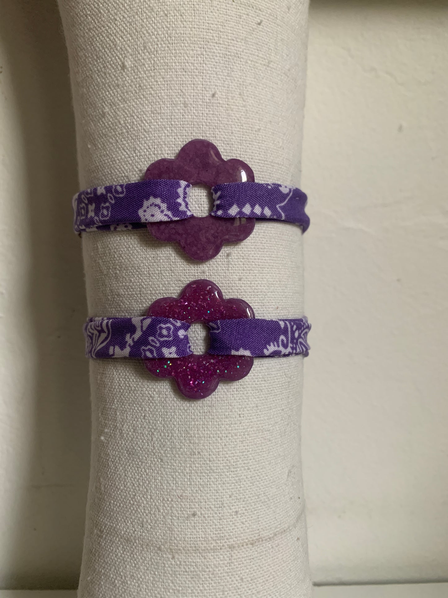 Bracelet en tissu avec pampille