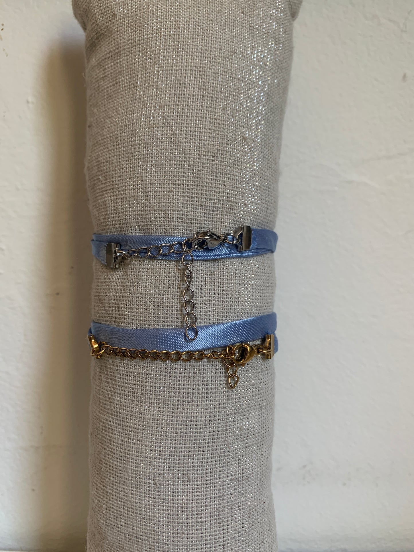 Bracelet en tissu uni avec pampille