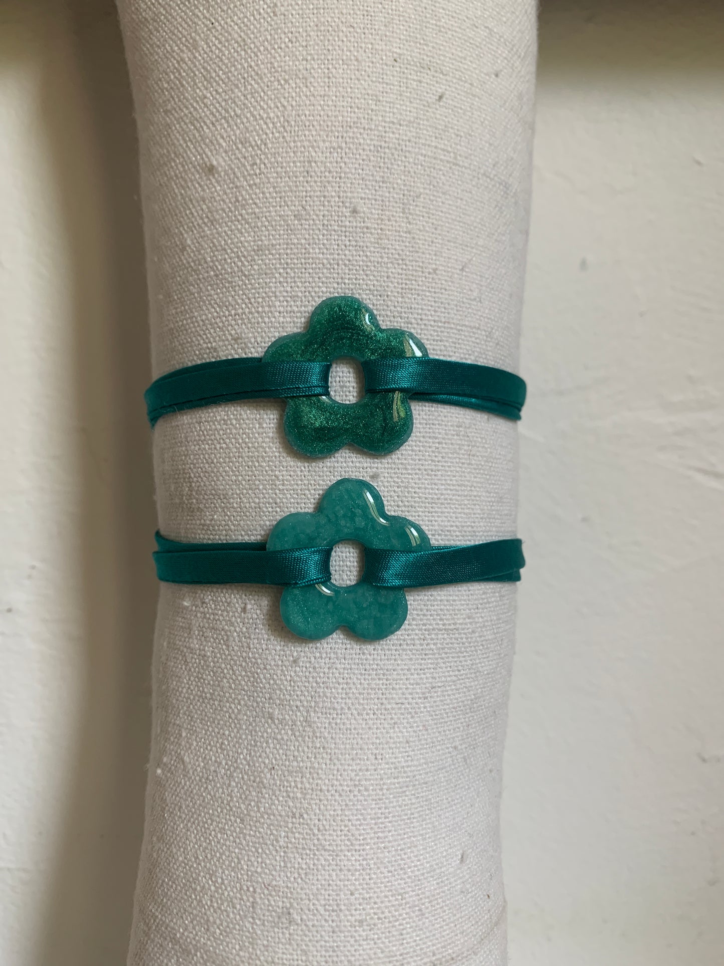 Bracelet en tissu uni avec pampille