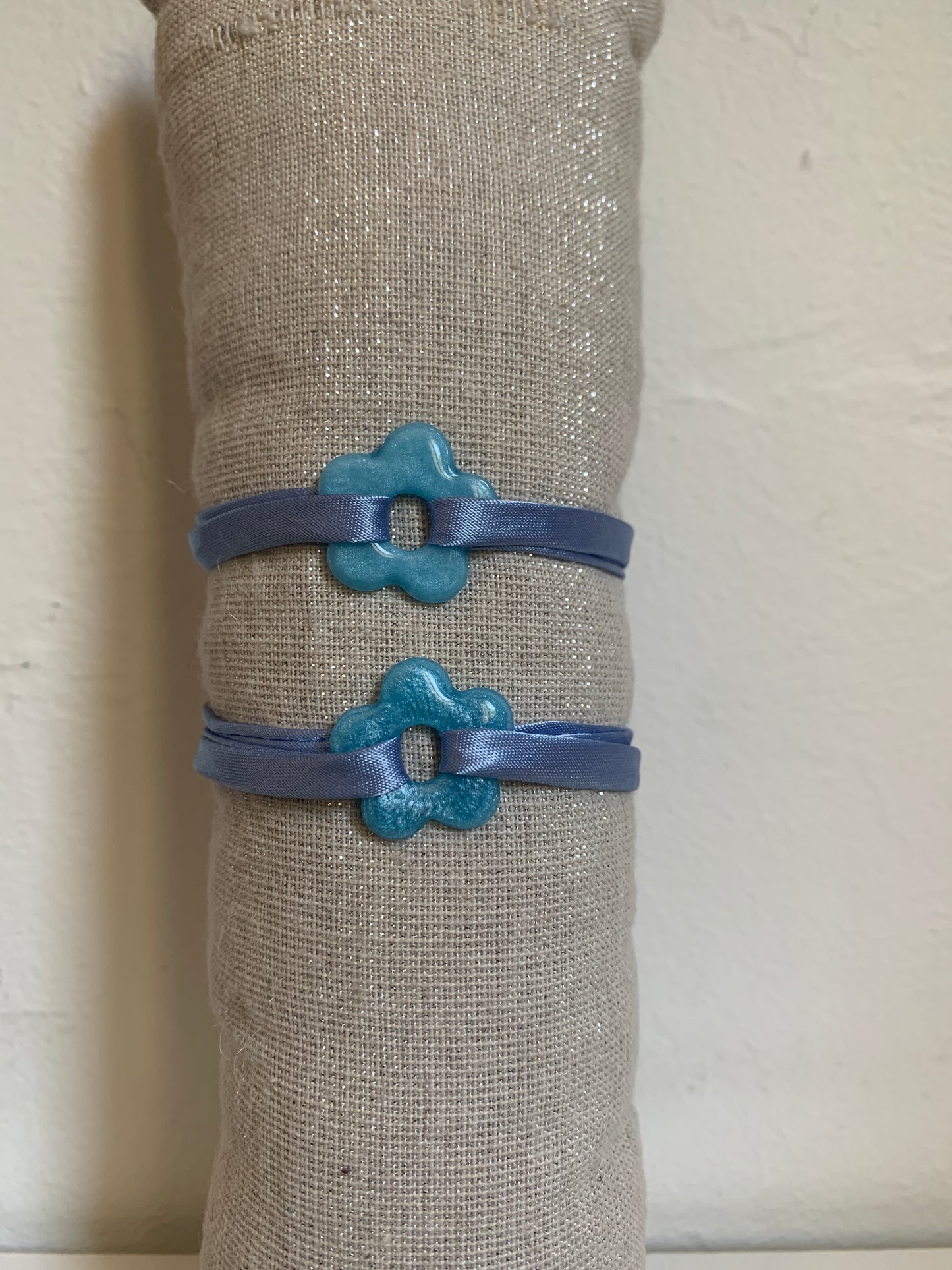 Bracelet en tissu uni avec pampille