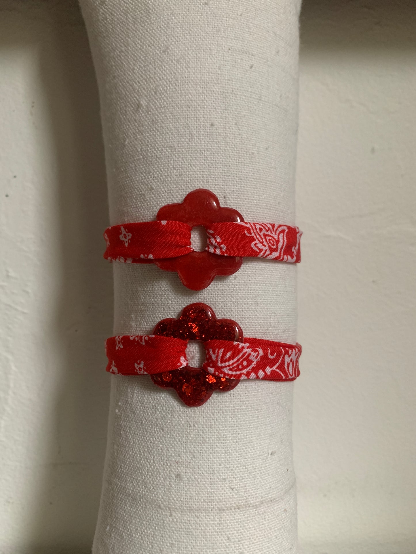 Bracelet en tissu avec pampille