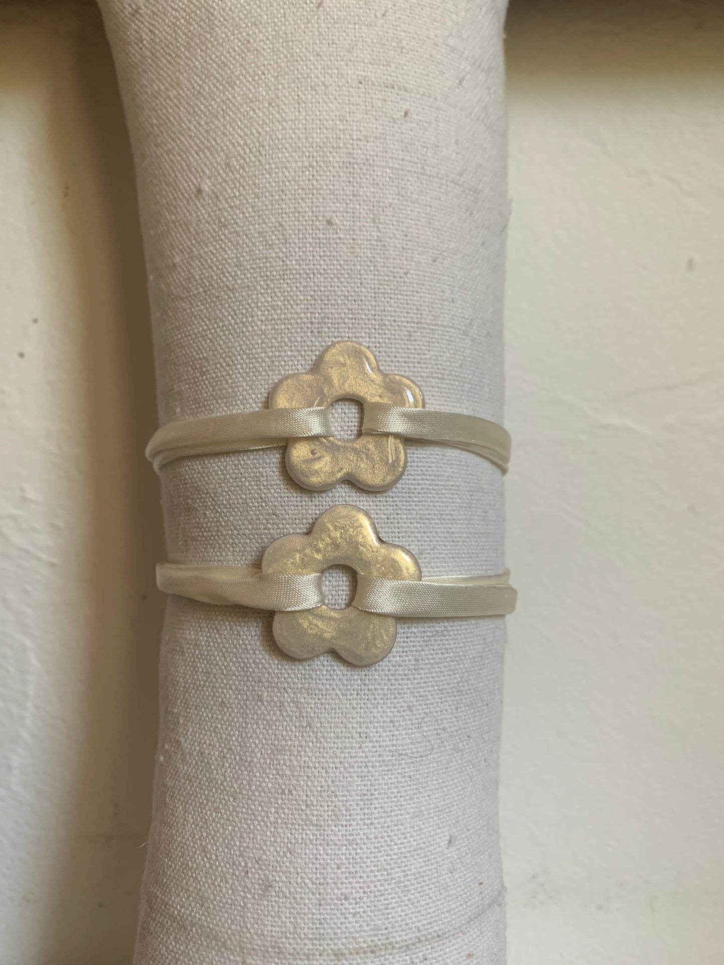 Bracelet en tissu uni avec pampille