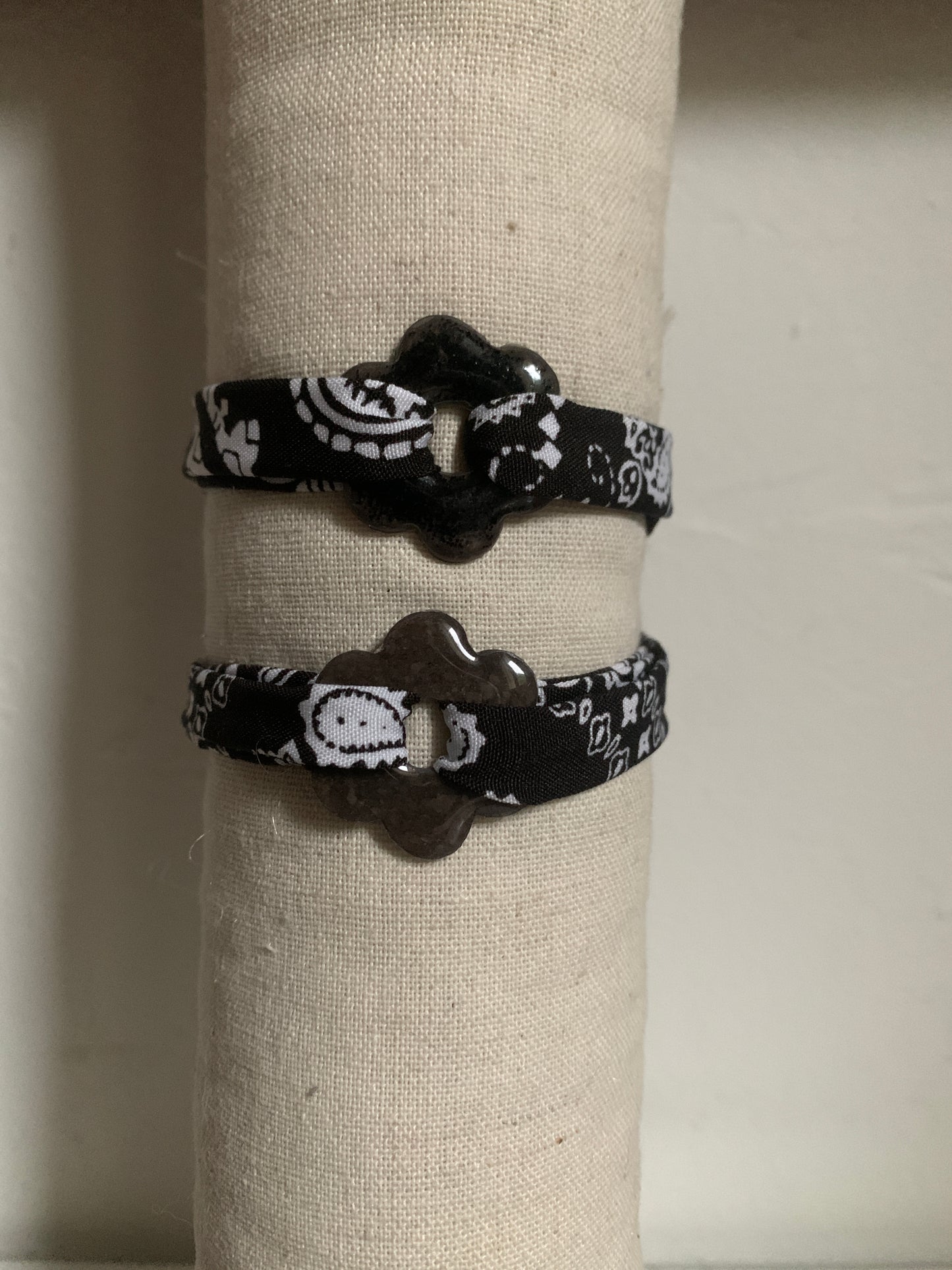Bracelet en tissu avec pampille