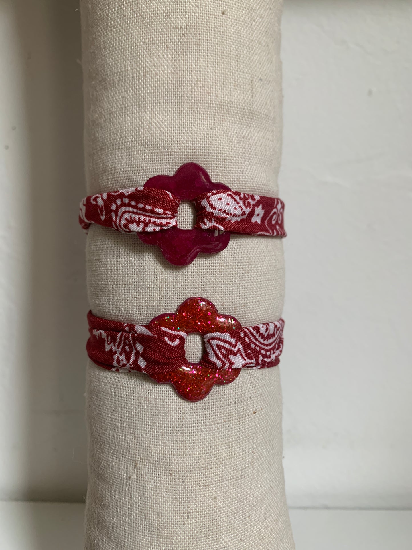 Bracelet en tissu avec pampille