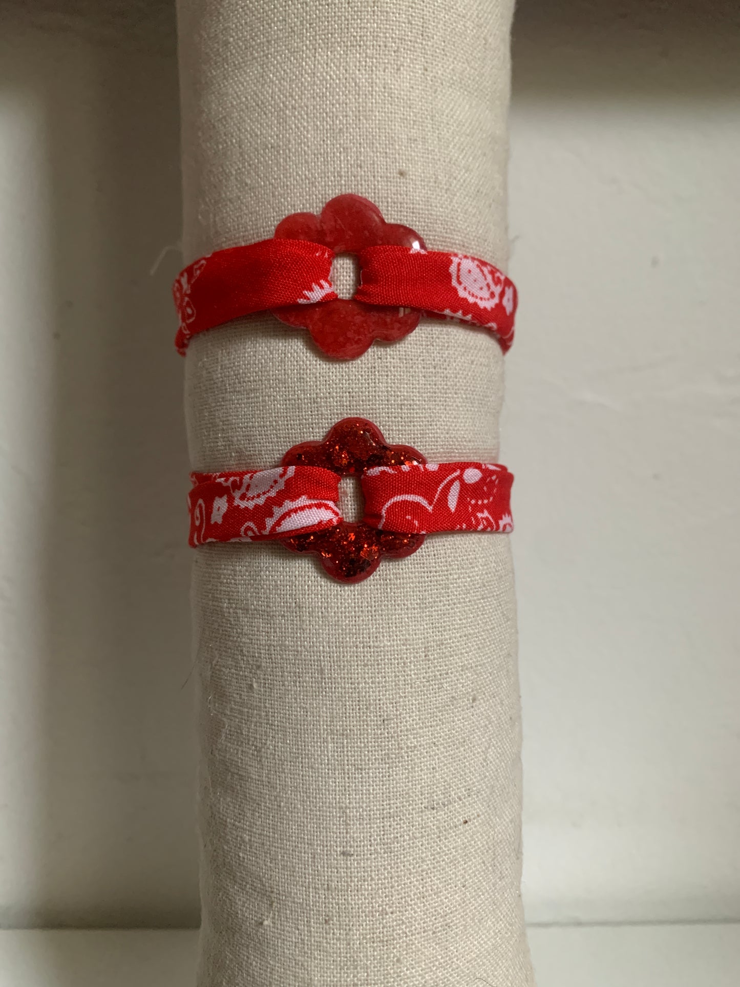 Bracelet en tissu avec pampille