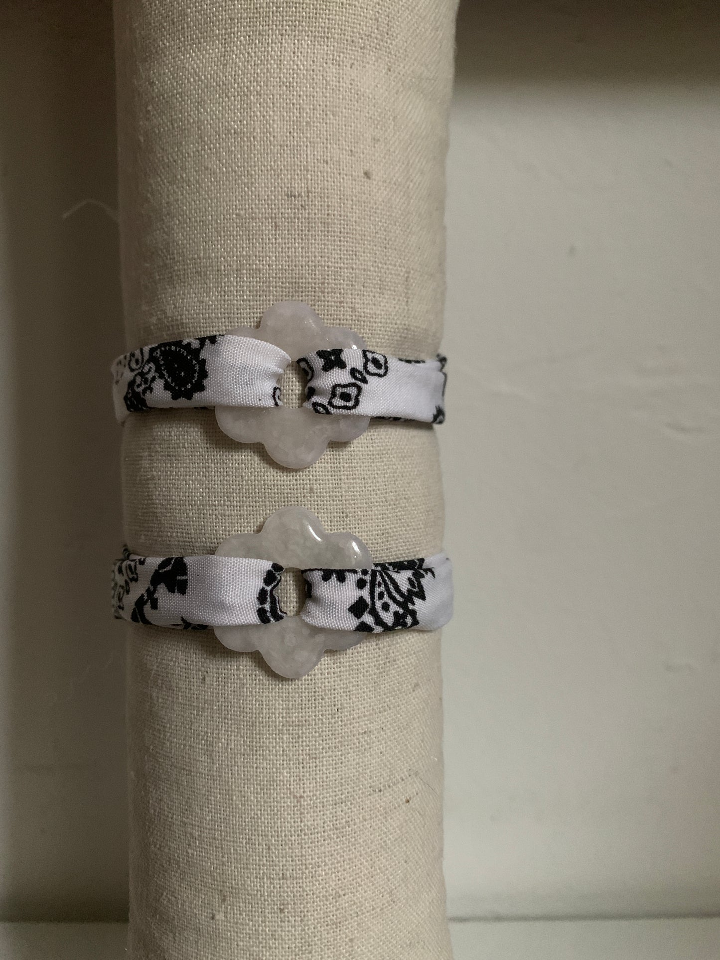 Bracelet en tissu avec pampille