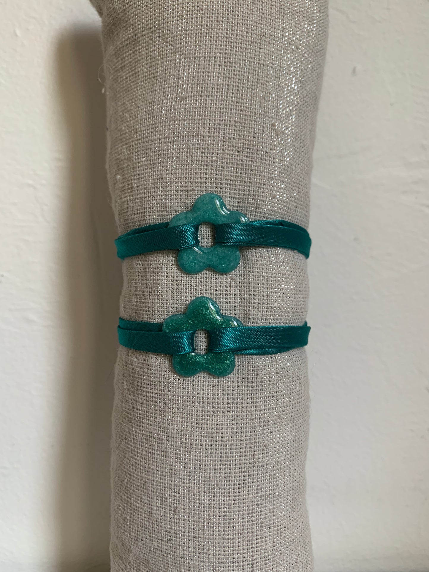 Bracelet en tissu uni avec pampille