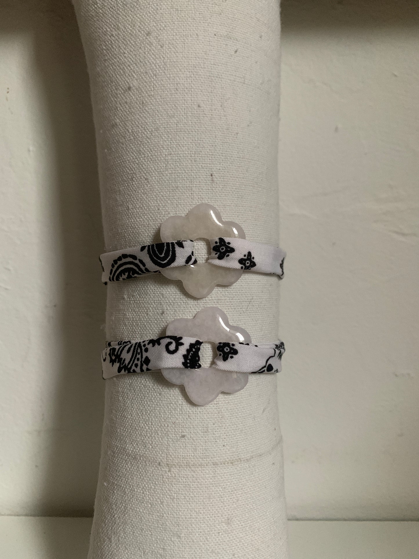 Bracelet en tissu avec pampille