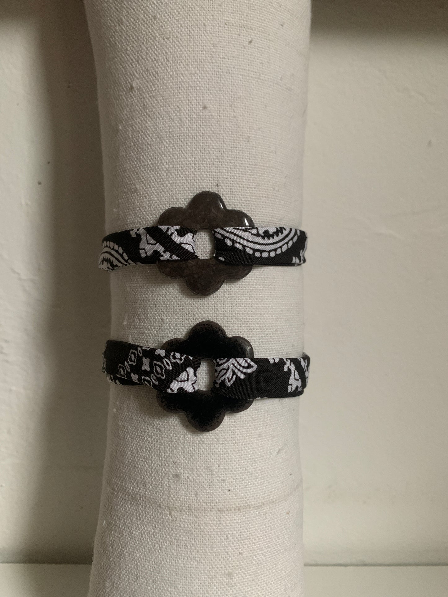 Bracelet en tissu avec pampille