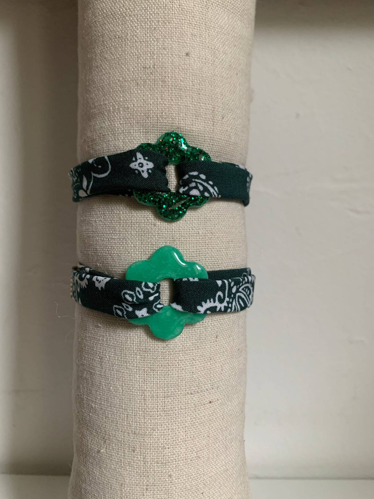 Bracelet en tissu avec pampille