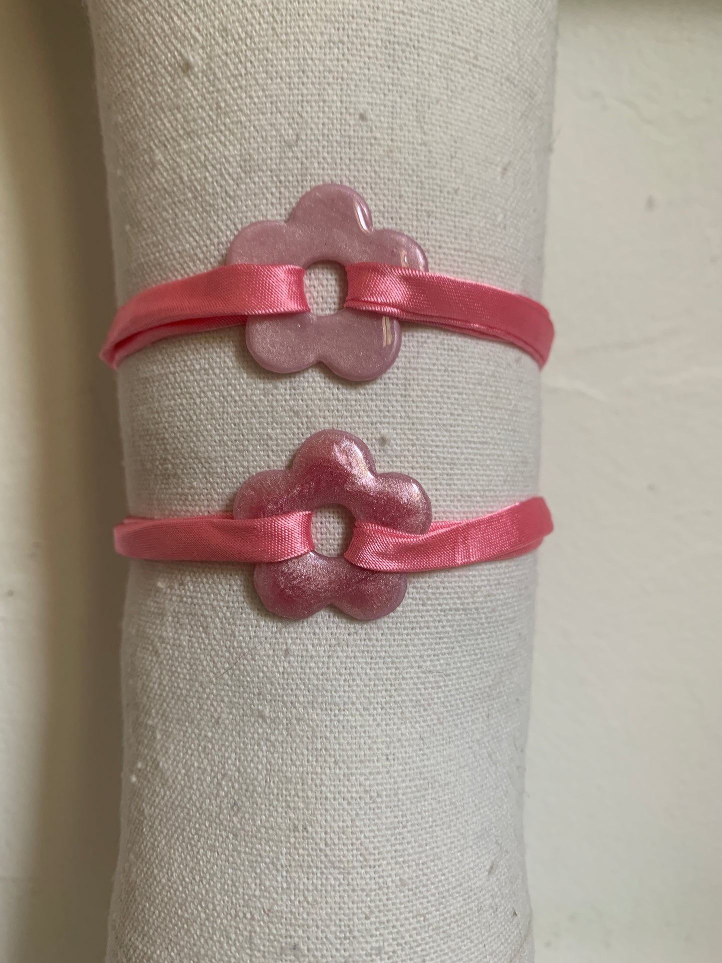 Bracelet en tissu uni avec pampille