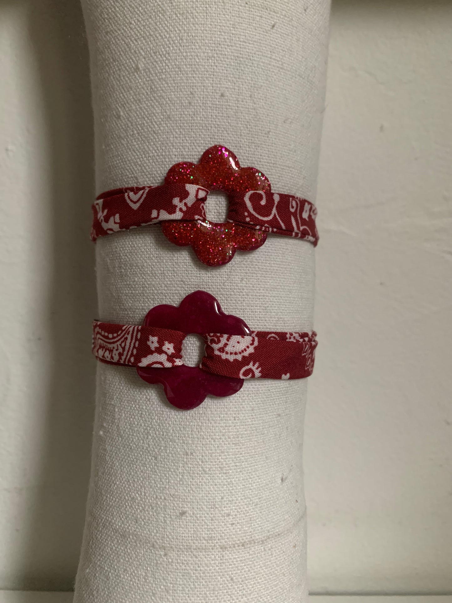 Bracelet en tissu avec pampille